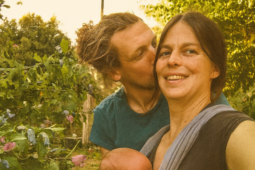Couple anonyme en selfie dans un jardin, moment de joie après une naissance annoncée