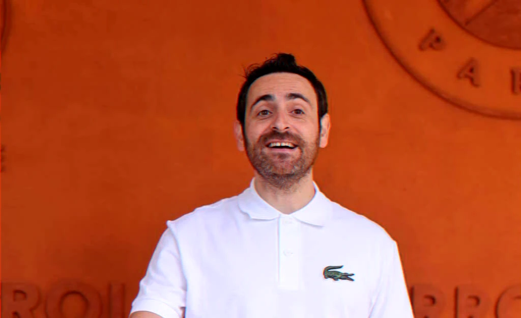 TV presenter recounts being scolded by a parent for eating gaspacho with elbows on the table