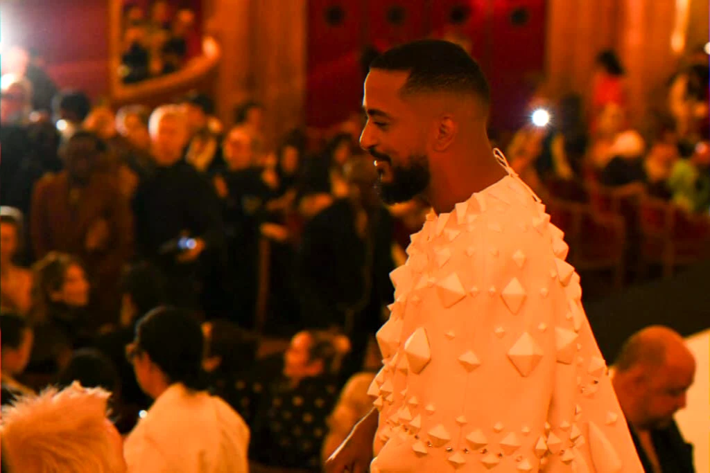 Prestation surprise à Cannes lors d’un mariage — article sur la carrière poursuivie de l’artiste et les allégations