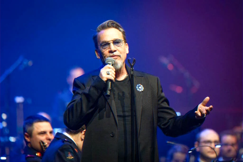 Grandeur nature album comeback after lung cancer and quitting cannabis, renewed voice and return to Les Enfoirés 2026