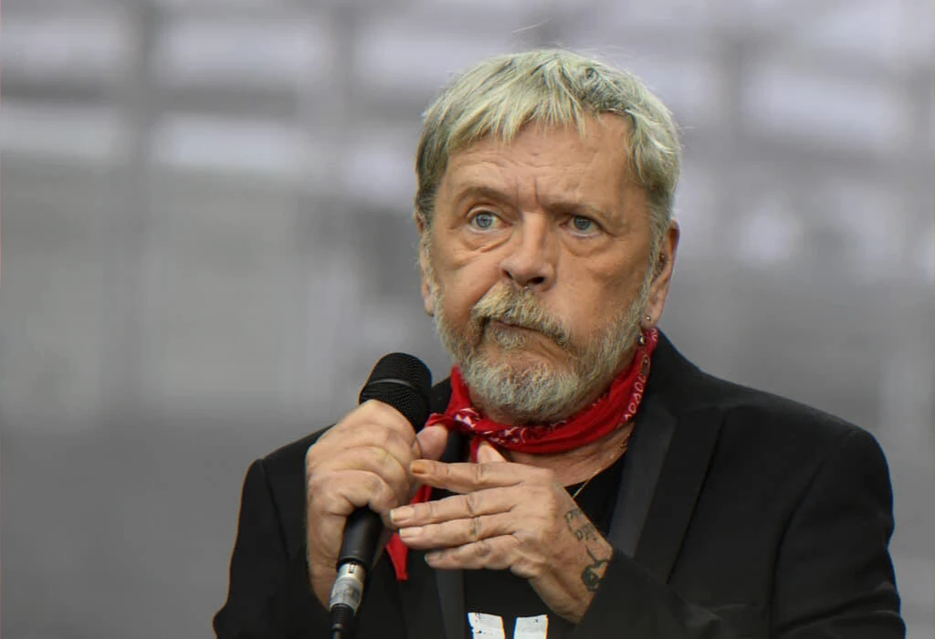 Interview on musician's hospitalization, fall and family-led convalescence