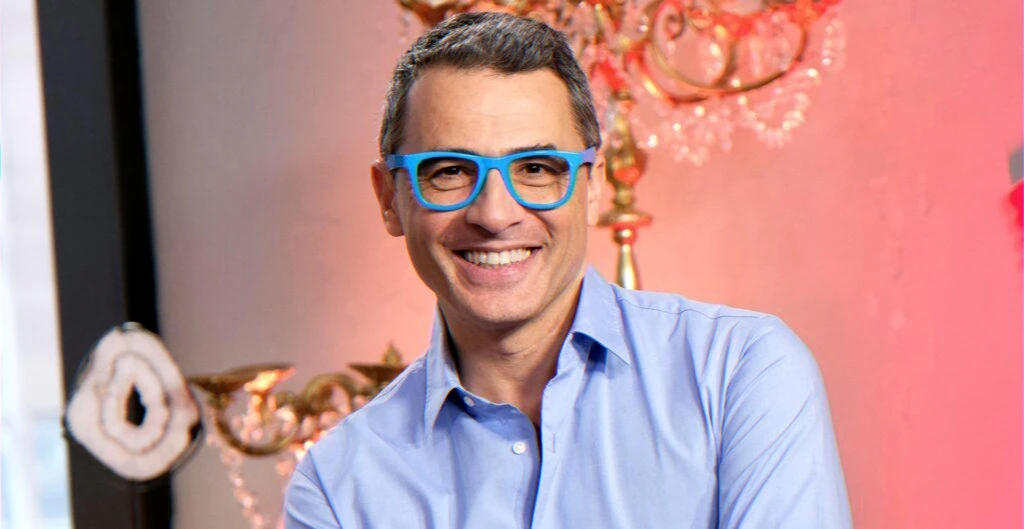 Coverage of an ex-TV personality facing complaints and a judicial inquiry linked to the family hotel Le Relais Fleuri