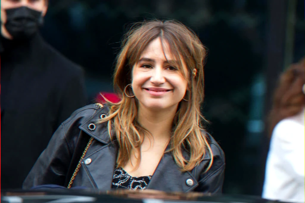 Maternité transformant le deuil en transmission artistique