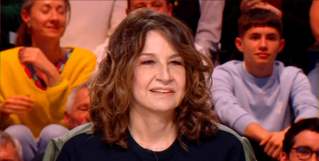 performer promotes new theatre show on talk-show