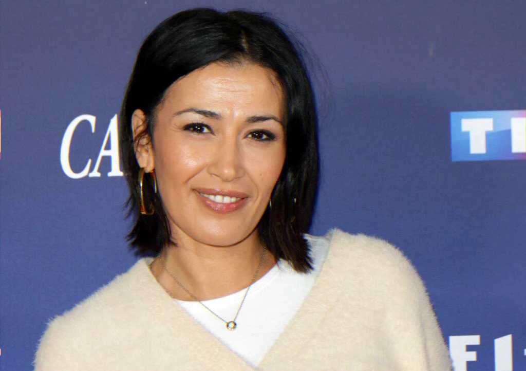 Présentatrice en entretien chez un monument de la chanson française pour un album inédit