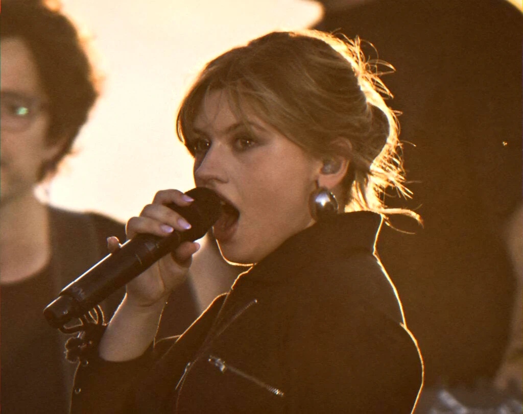 live performance for article on single "Restes d'averses" chosen for US film