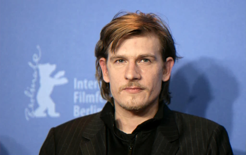 Actor's death after a motorcycle accident and hospital-acquired infections leading to amputation (2008)