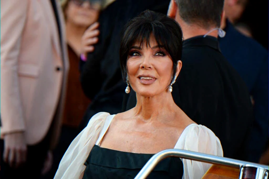 transformation-capillaire-carré-blond-platine-relance-debat-chirurgie-esthetique