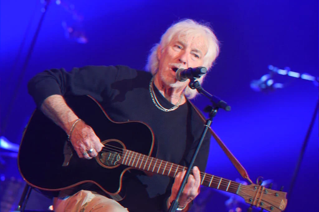 Longtime folk singer continues France tour despite financial difficulties and festival exclusion