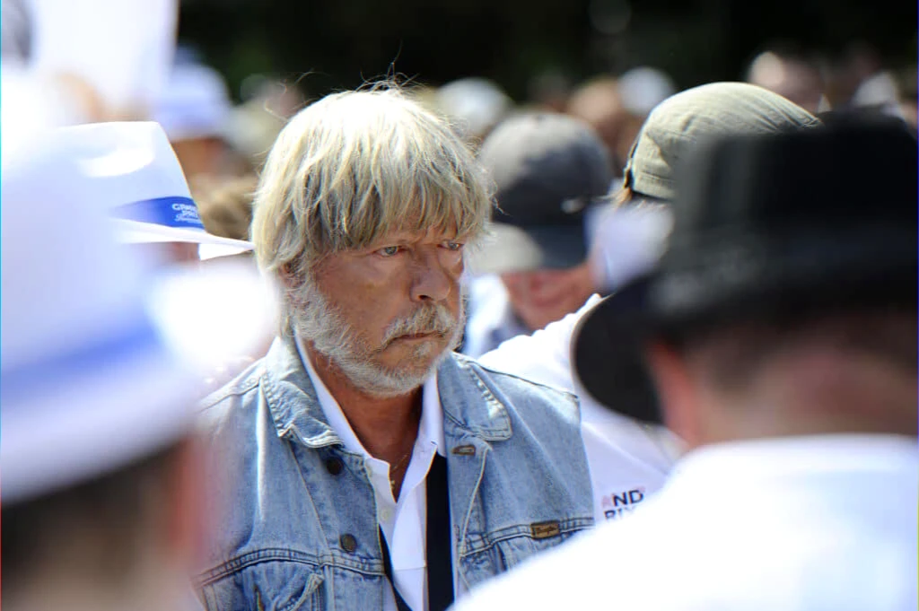 Article image for a memoir release and family-management story in the music world