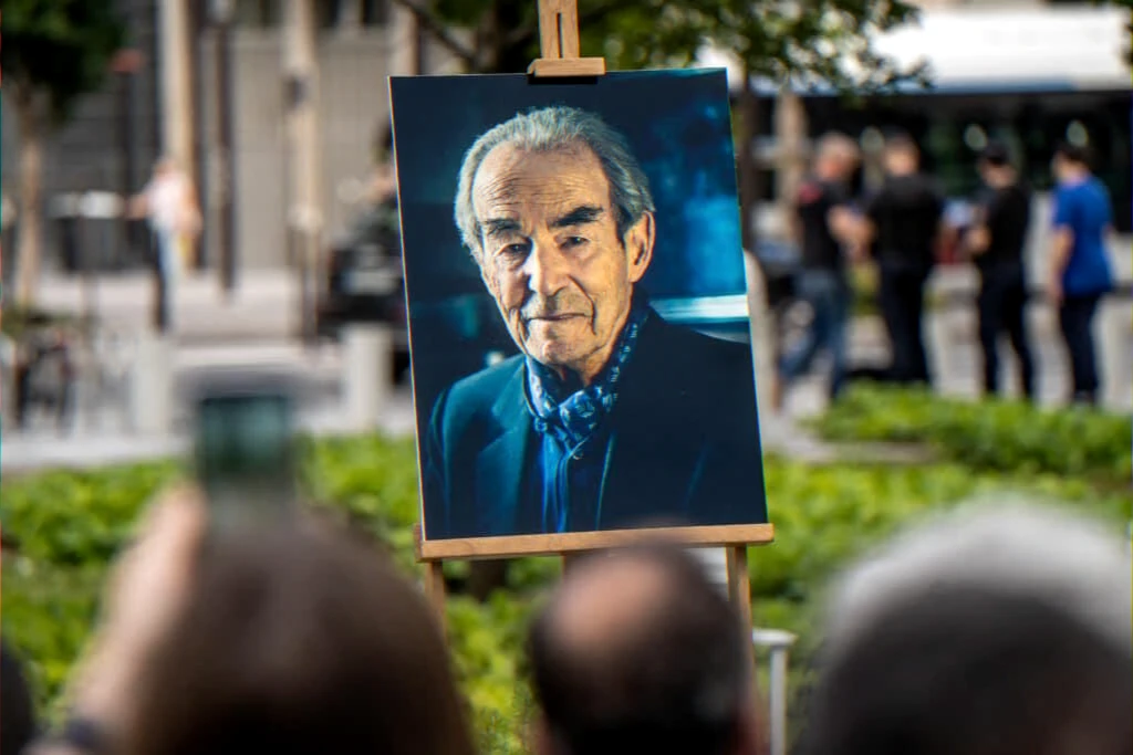 Portrait commémoratif — hommage national et profanation à Bagneux