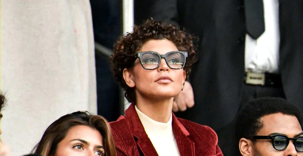 performer-resumes-show-after-champs-elysees-altercation