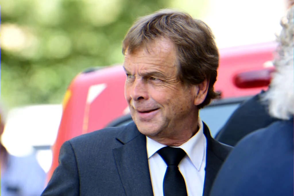 Interview d'un professionnel des pompes funèbres sur l'organisation d'obsèques de célébrités