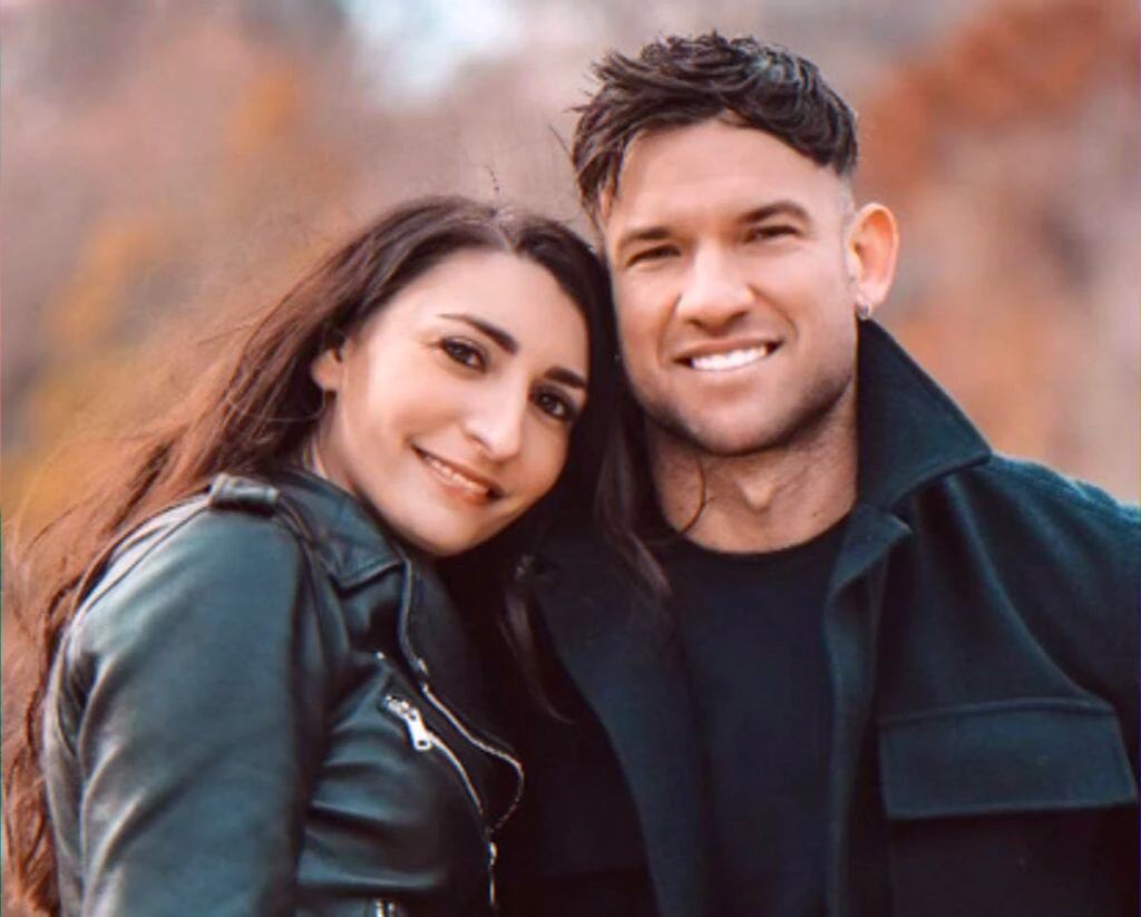 Couple exclu du montage de Pour le meilleur et à l’aveugle vivant ensemble et lançant un podcast