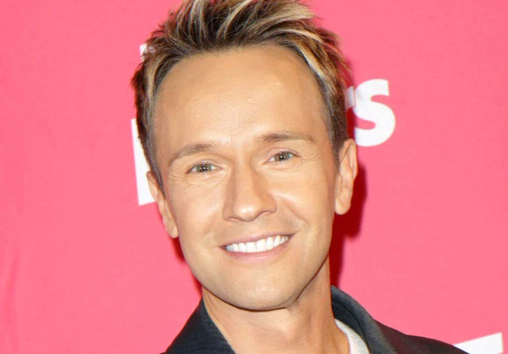 Presenter steps back and passes Le Grand Concours des Régions to a new hosting duo