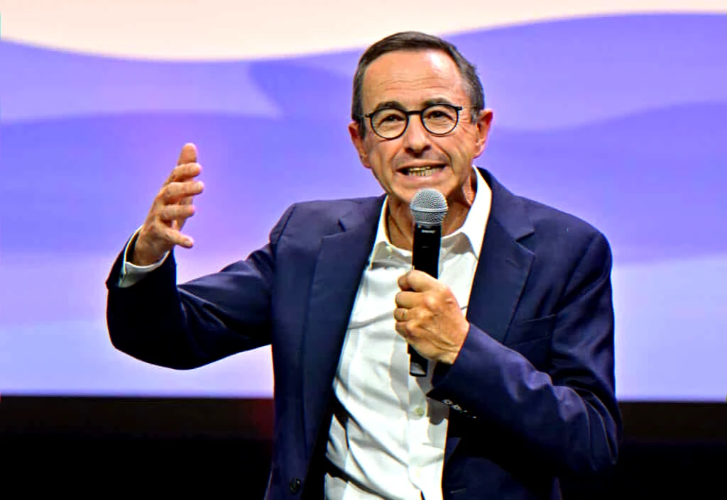 Tensions dans un débat politique en direct après une insulte et un recadrage