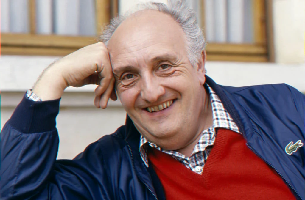 Editorial portrait for an article on the legacy of a French television pioneer