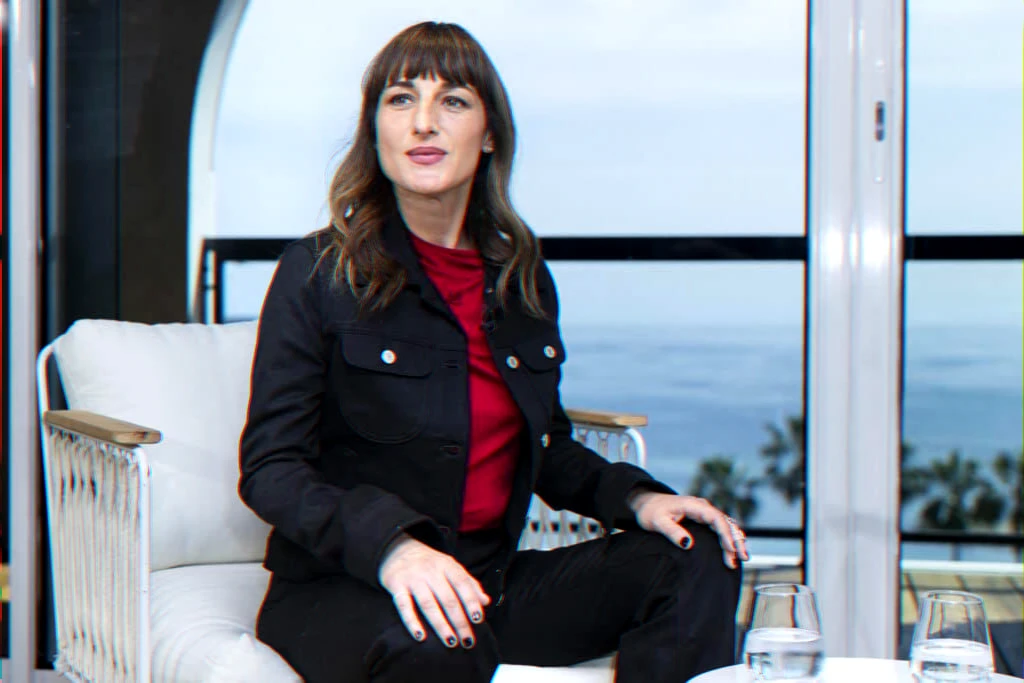 pregnancy-announcement-at-film-premiere