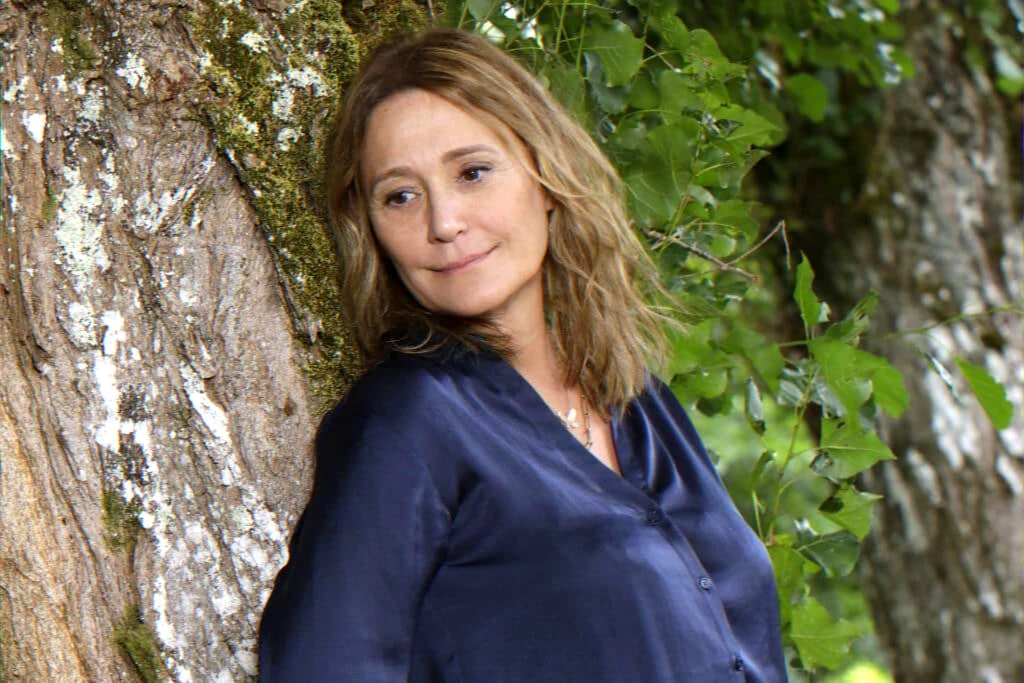 Pregnancy announcement within a prominent French media family