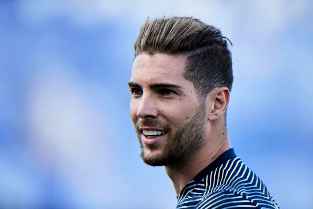 goalkeeper pre-listed for algeria criticized after mecca selfie