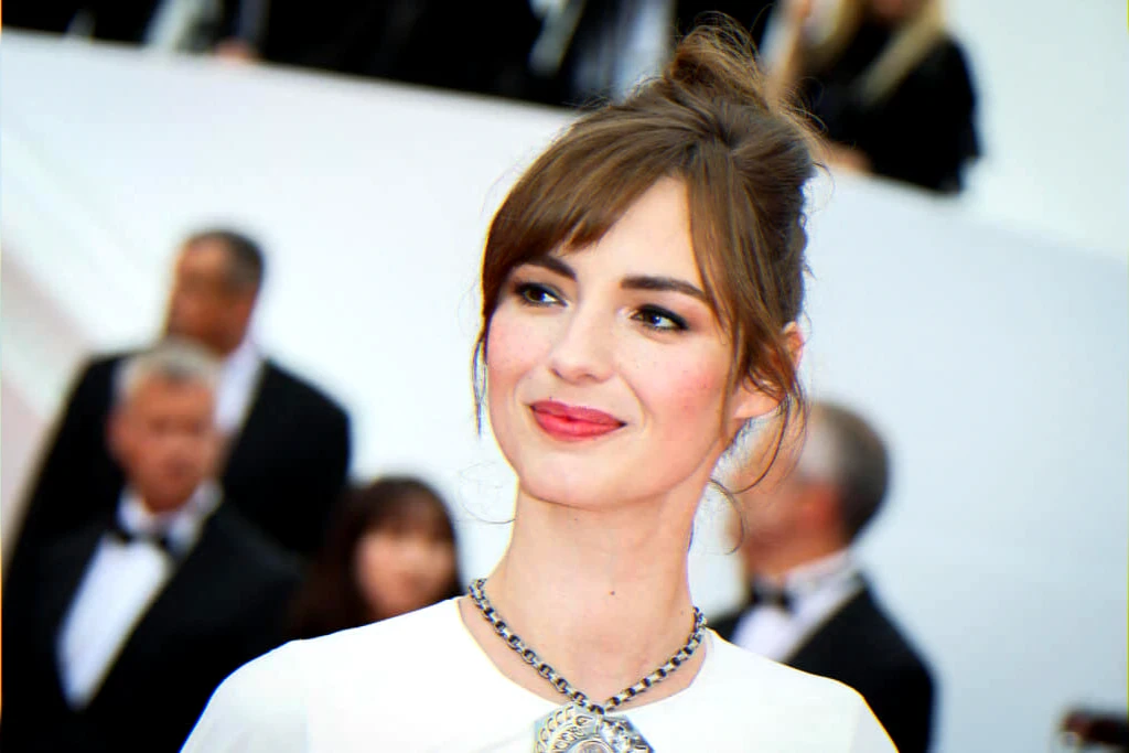 Profile of a French performer balancing life between Batignolles and Finistère; 2025 projects and return to illustration