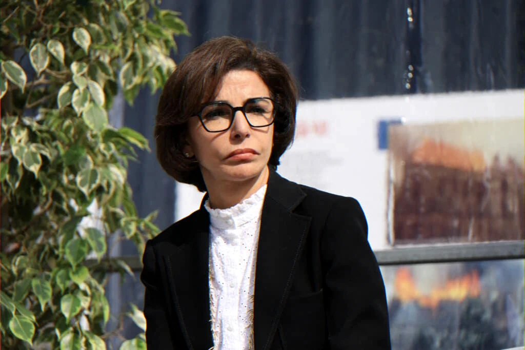 politician recounts daughter's medical ordeal and accuses political rivals