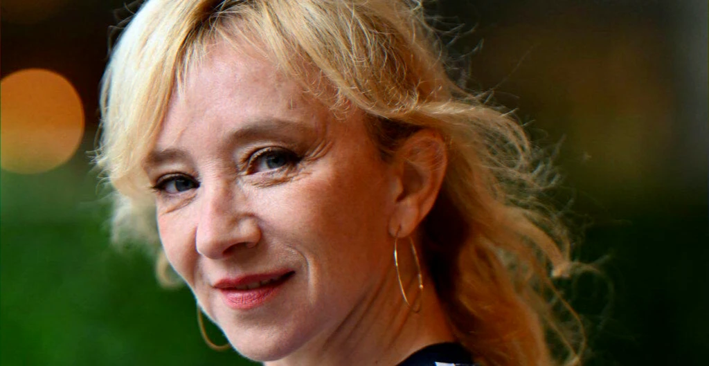 Televised confession about meeting a long‑absent father during a weekend interview