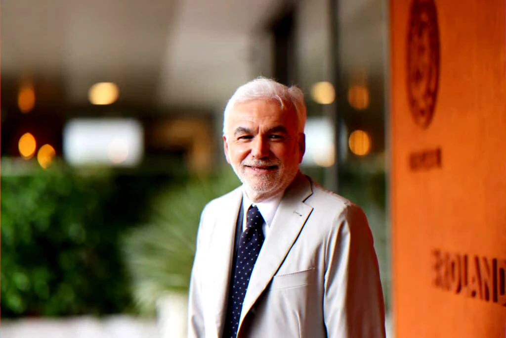 tv presenter stays with channel after near-million-euro offer, audience 800k–1m