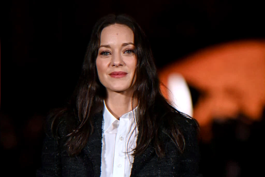 public-figure ecological travel controversy sparks online backlash