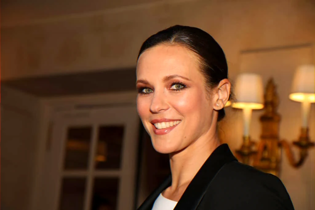 Fan-organized tribute rewriting "Sur un air latino" at the Trianon