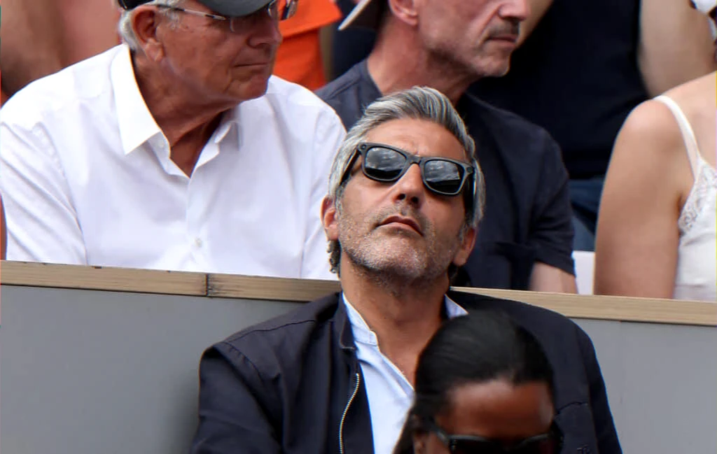 Interruption d’un spectacle aux Folies Bergères liée à une controverse sur le retour d’un humoriste