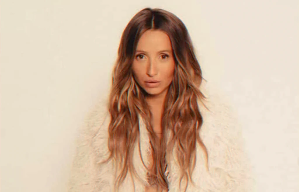 lifestyle influencer announces premature newborn and shares intimate Instagram photos