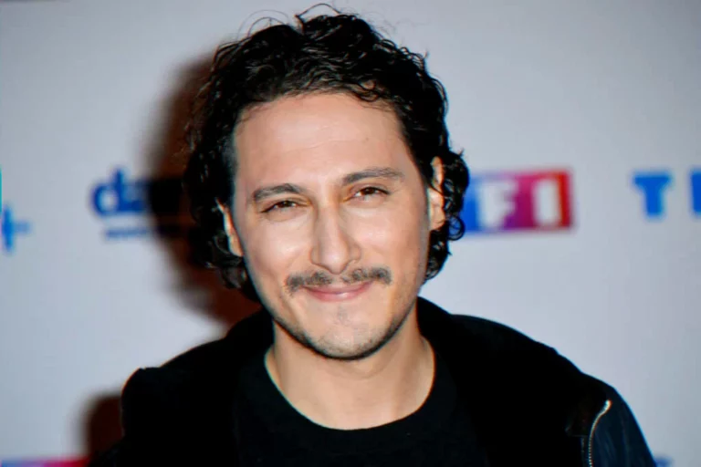 Comedian at a sold-out Palais des Glaces ahead of a national tour and 2026 dance-competition participation