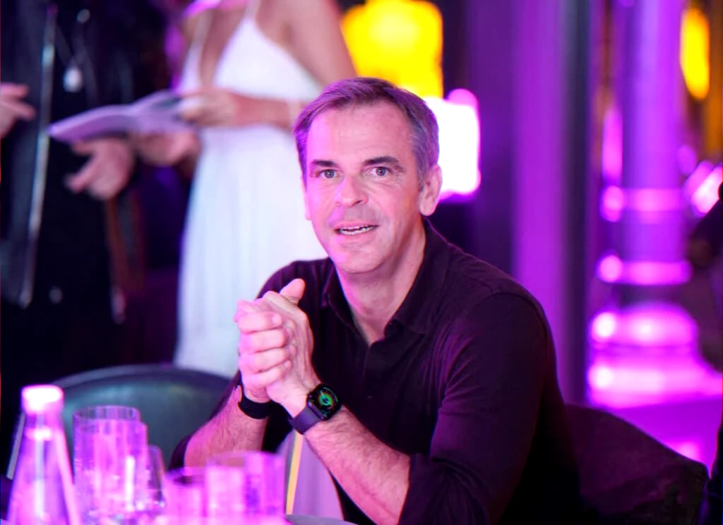 Viral podcast selfie sparking online controversy and cyberharassment