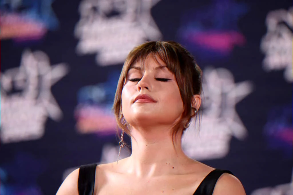 Winner of a talent show urges respect and limits autograph times to protect privacy