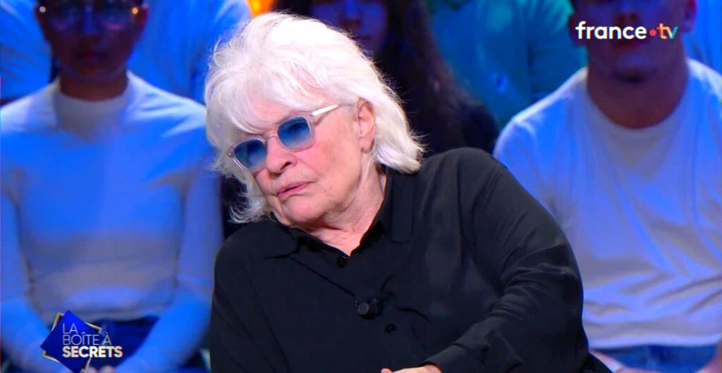 Artist defines themself as "homo‑sensuelle" and recalls an early coming‑out and a 28‑year relationship