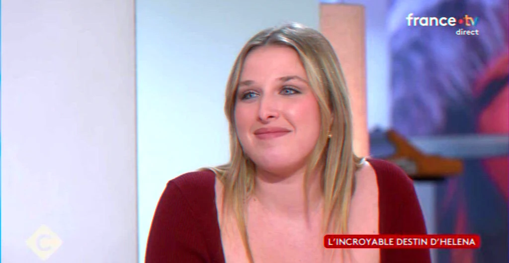 Chanteuse en promo de « Capuche » évoquant le harcèlement et une tournée à guichets fermés