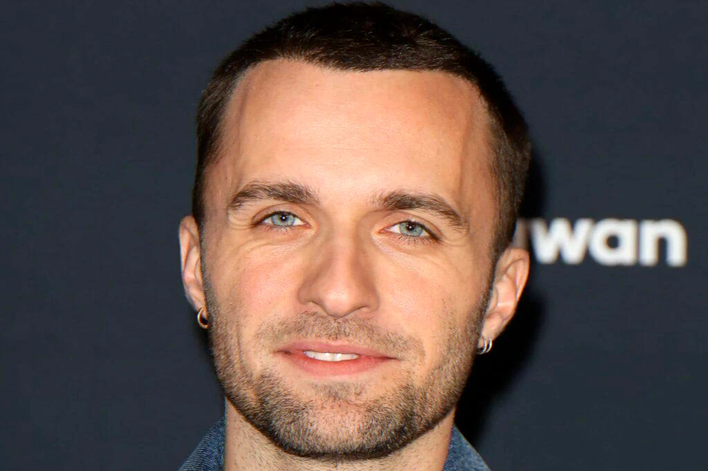 Article on a French content creator's haussmannian apartment near the Trocadéro and related property holdings