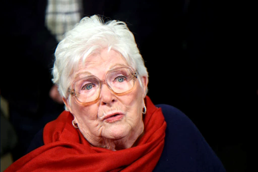 Line Renaud denies hospitalization — news article on her good health and continued public activity