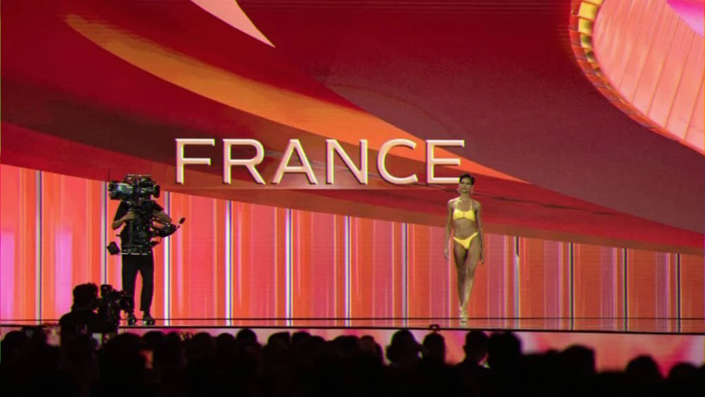 Candidate déchue après une vidéo privée : controverse et cyberharcèlement