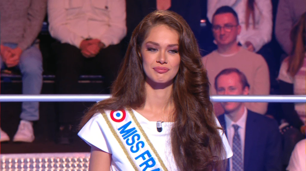 newly-crowned-pageant-winner-arrival-papeete-parade