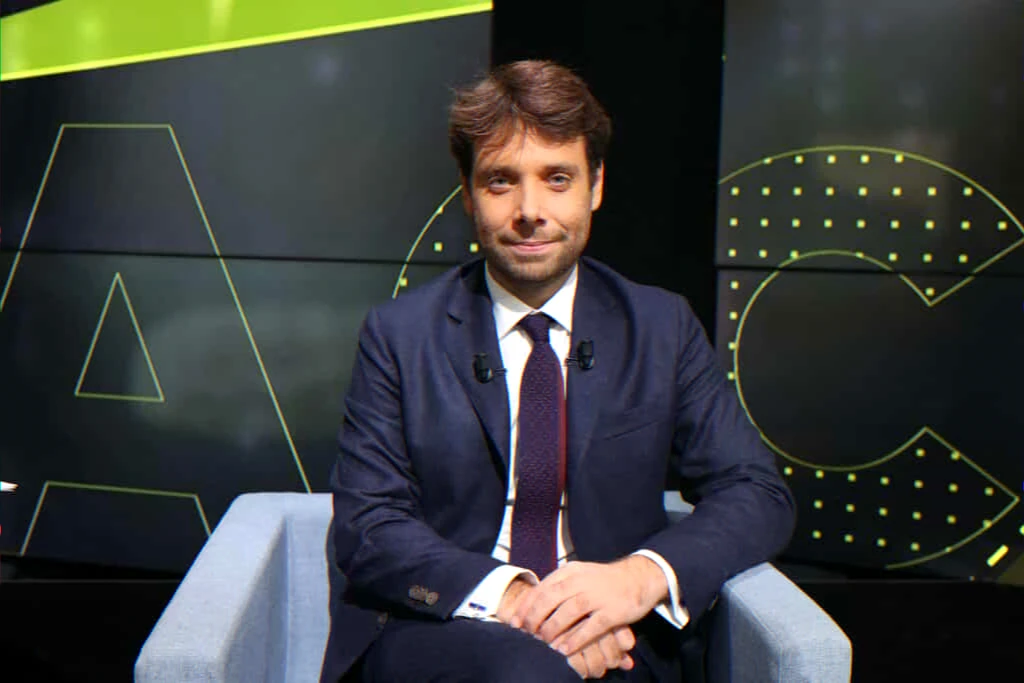 Coverage of a veteran political journalist remaining on RTL and BFMTV despite health concerns