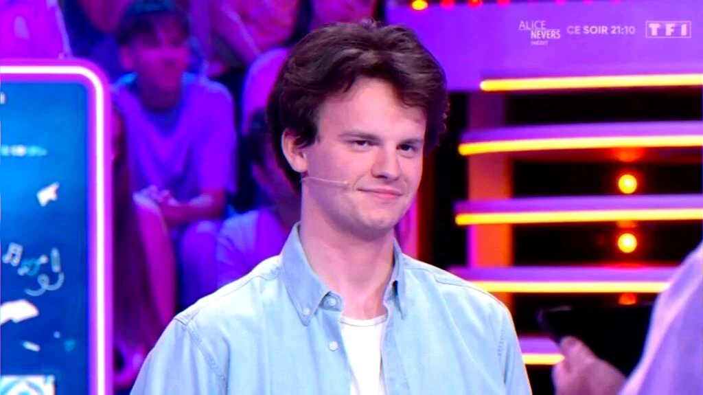 amitié sur plateau de jeu télévisé, moment complice entre candidat et créateur