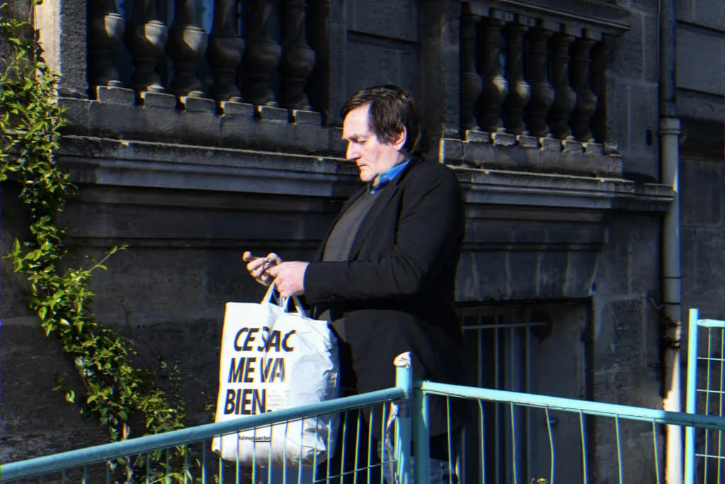 Humorist under home surveillance: house-arrest decision divides neighbourhood