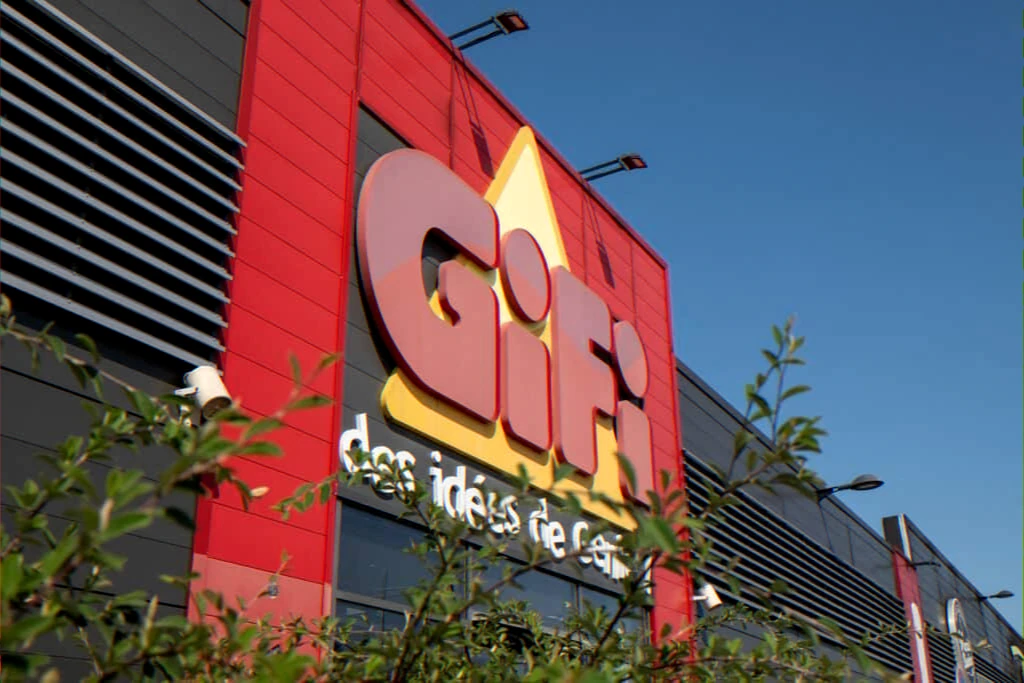 Paris 16e incident: violent robbery with pepper spray and stabbing under investigation