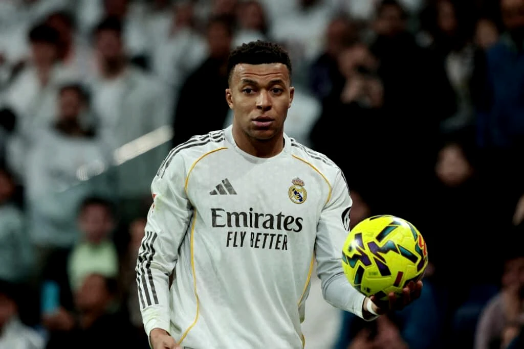 Polémique sur des propos jugés homophobes dans le football – réactions et risques de sanction