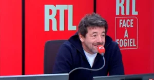Réaction en interview radio à la réhabilitation contestée d'une figure politique — débat sur l'antisémitisme