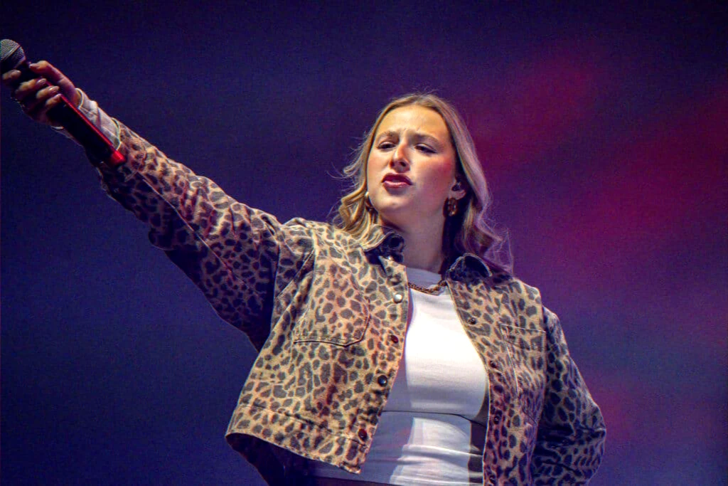 Artiste francophone émergente – phénomène musical, single « Mauvais garçon », album Hele et tournée