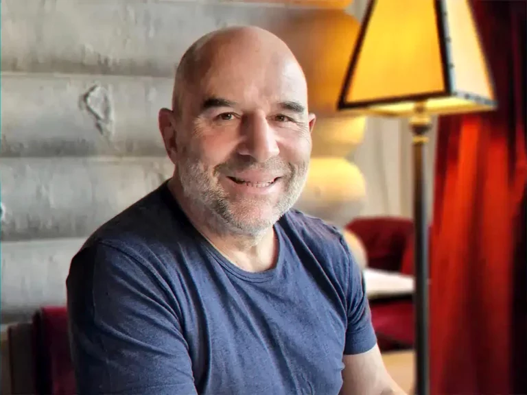 Bombardements à Dubaï — débat sur la dramatisation des influenceurs et demandes de rapatriement