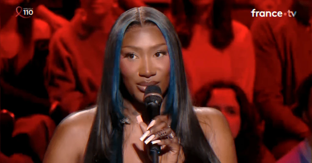 Séquence virale d'une émission musicale live, maladresse verbale sans éclipser les performances